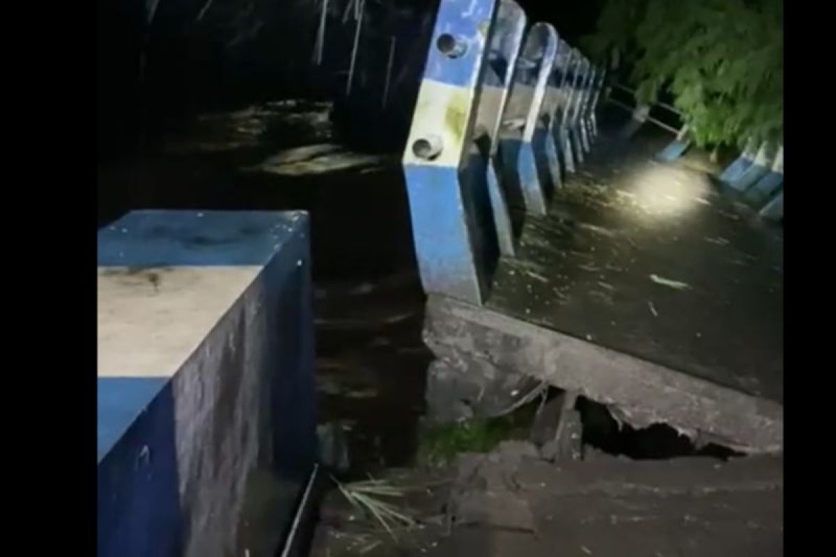 Jembatan Kloposawit Lumajang terputus akibat banjir lahar Semeru