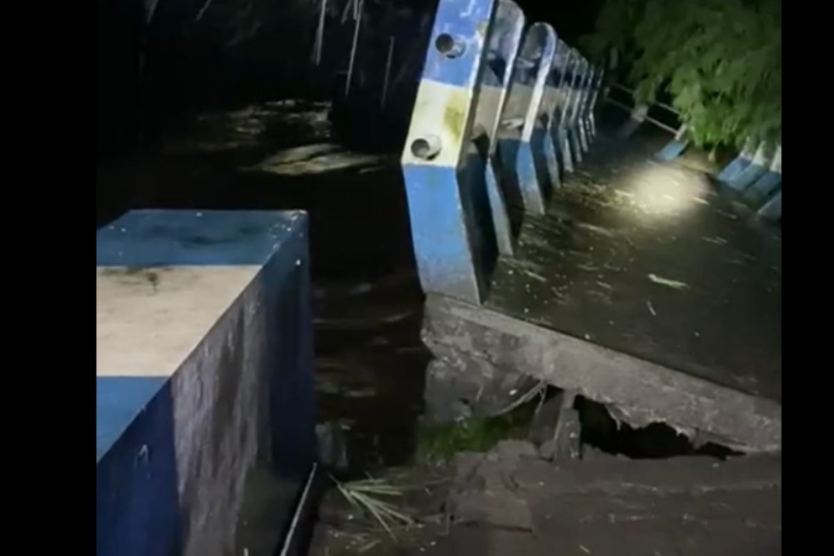 Jembatan putus akibat banjir lahar Semeru