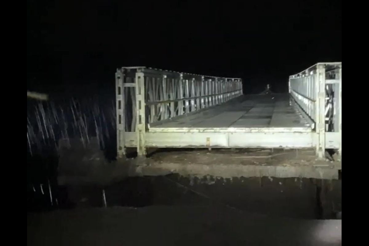 Jembatan Kloposawit Lumajang terputus akibat banjir lahar Gunung Semeru