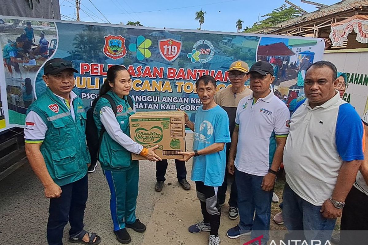 Bupati Gorontalo melepas kendaraan bantuan korban banjir Gorontalo Utara