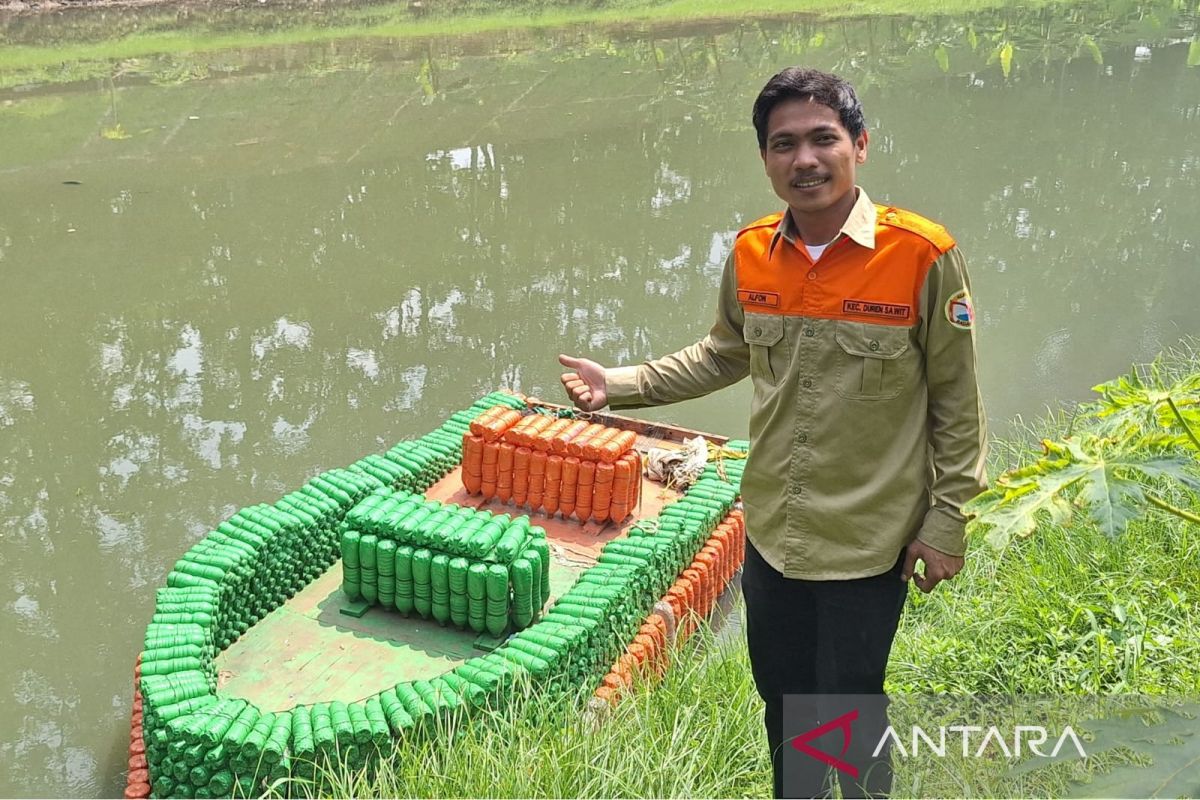 Memberdayakan botol plastik menjadi perahu sampah