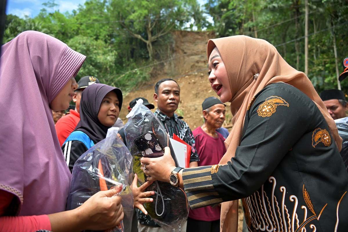 Bupati Purbalingga serahkan bantuan kepada keluarga terdampak  longsor