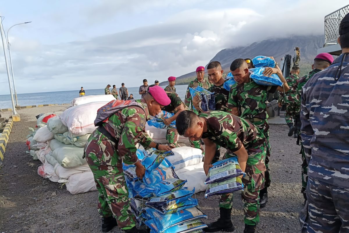 Ministry distributes assistance for Mount Ruang's eruption victims