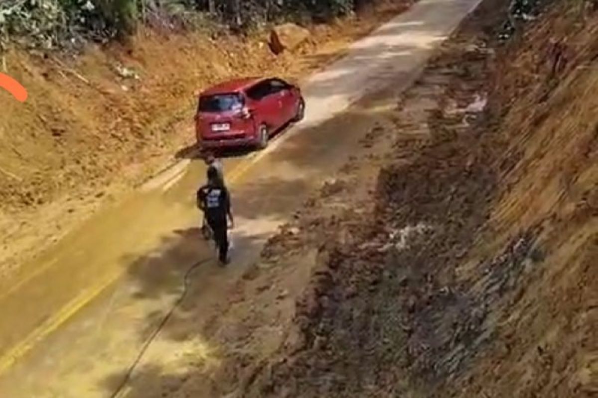 Akses jalan menuju batas RI-Malaysia yang longsor kembali normal