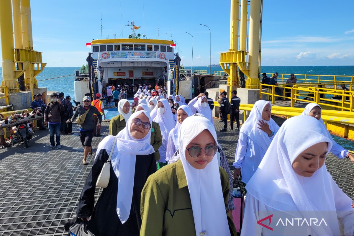 Ratusan santri manfaatkan kapal balik gratis dari Madura ke Situbondo