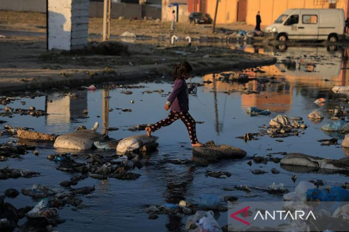 Sampah menumpuk di Rafah, Gaza, akibat  konflik