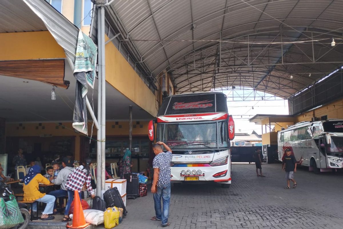 Arus balik lebaran gunakan bus di Medan masih padat