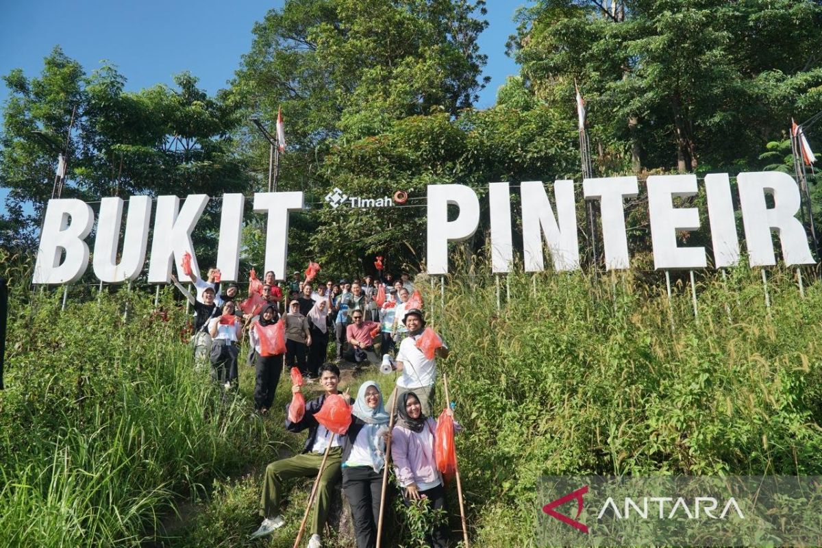 PLN Babel-Pokdarwis bersihkan kawasan wisata Bukit Pinteir