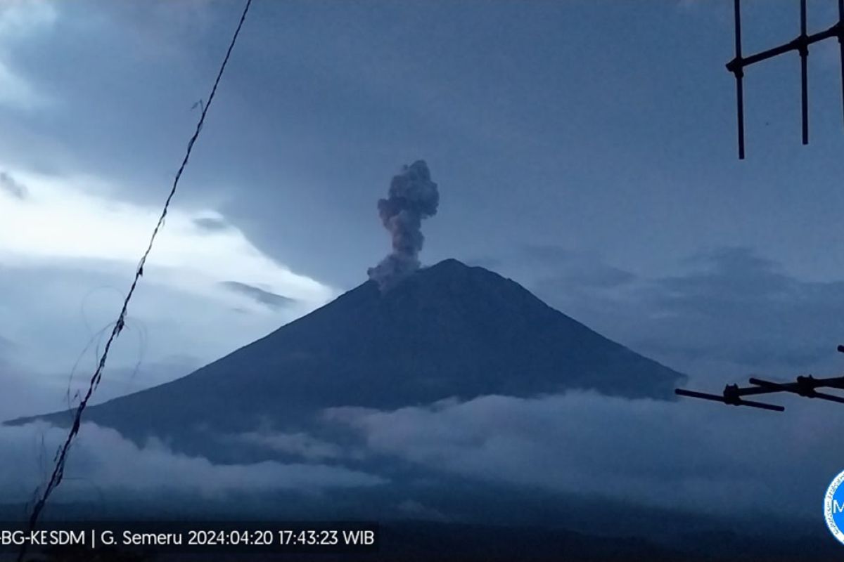 Semeru erupsi dengan letusan abu setinggi 1,5 km