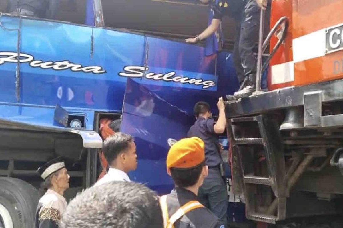 Tak ada penumpang kereta jadi korban insiden tabrak bus di Sumsel