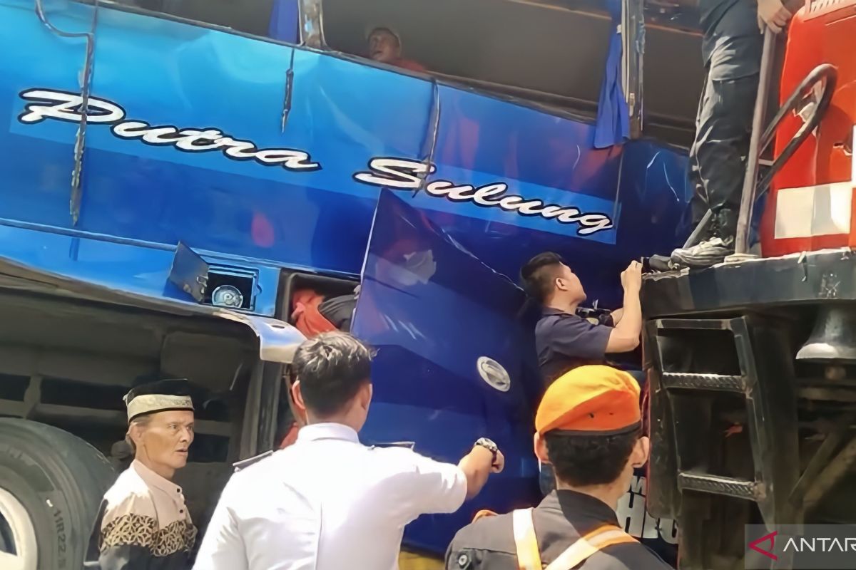 Satu penumpang bus dilaporkan tewas akibat tertabrak KA