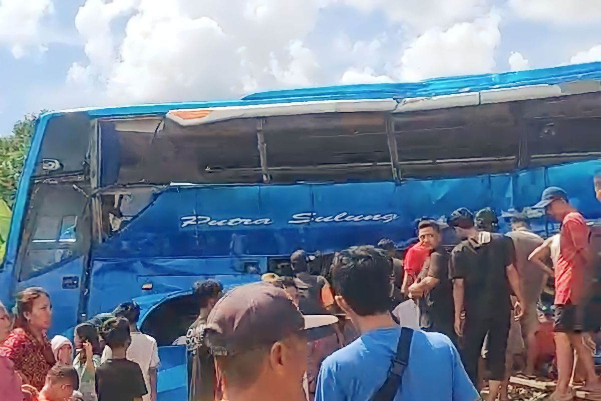 Kereta tabrak bus  seluruh penumpang KA Ekspres Rajabasa selamat