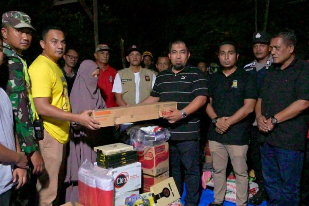 Pemkab Aceh Besar salurkan bantuan masa panik korban kebakaran