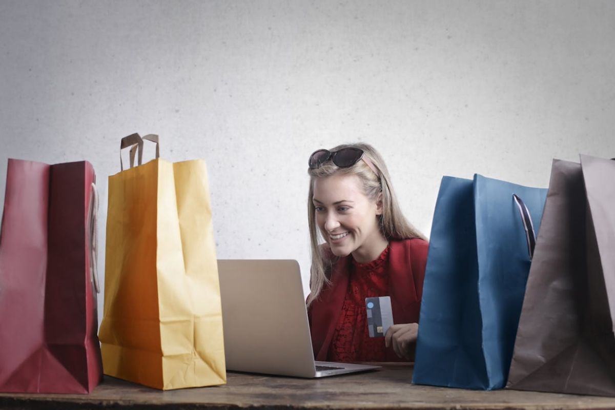 Para ahli berbagi tips agar masyarakat tidak tertipu oleh kecerdasan buatan saat berbelanja online