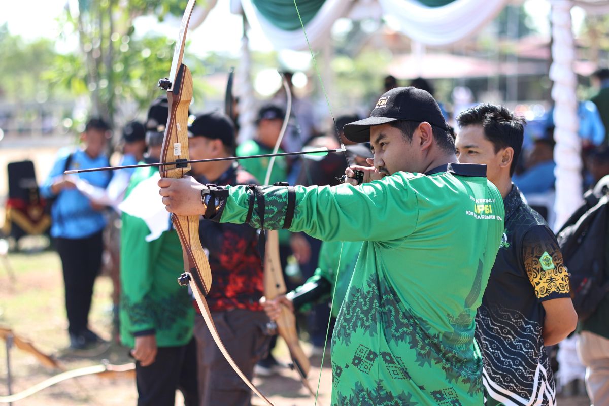 FOTO - Ketua DPRD Banjarbaru Fadliansyah memanah bersama Apeksi