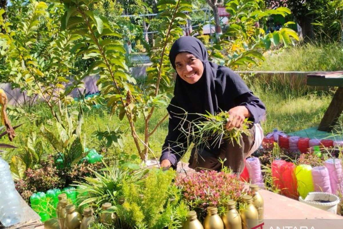 Siti Habibah teaches environmental behavior to students