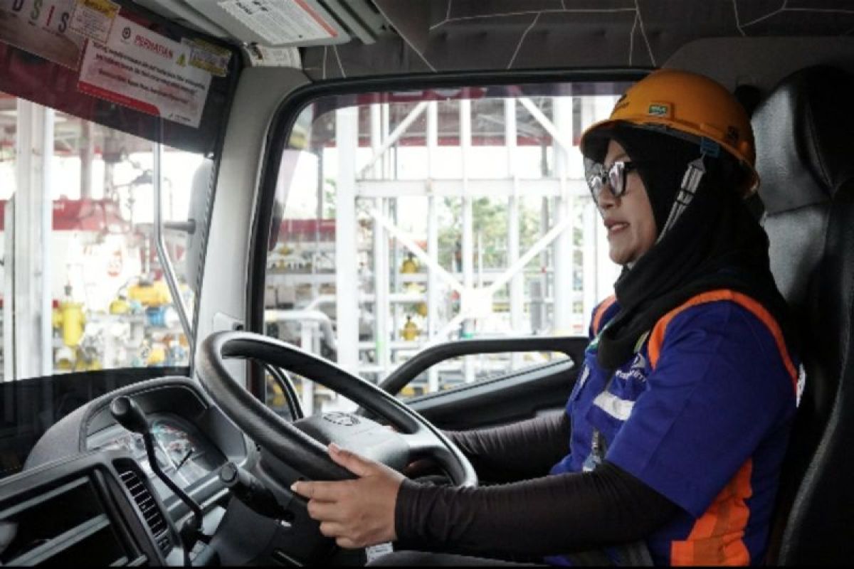 Mahmudah, "Kartini" masa kini yang 11 tahun "nyetir" truk tangki