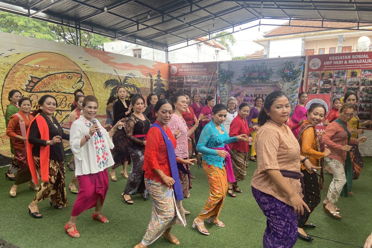 Puluhan wanita di Bali dansa berkebaya dan bersanggul rayakan Hari Kartini