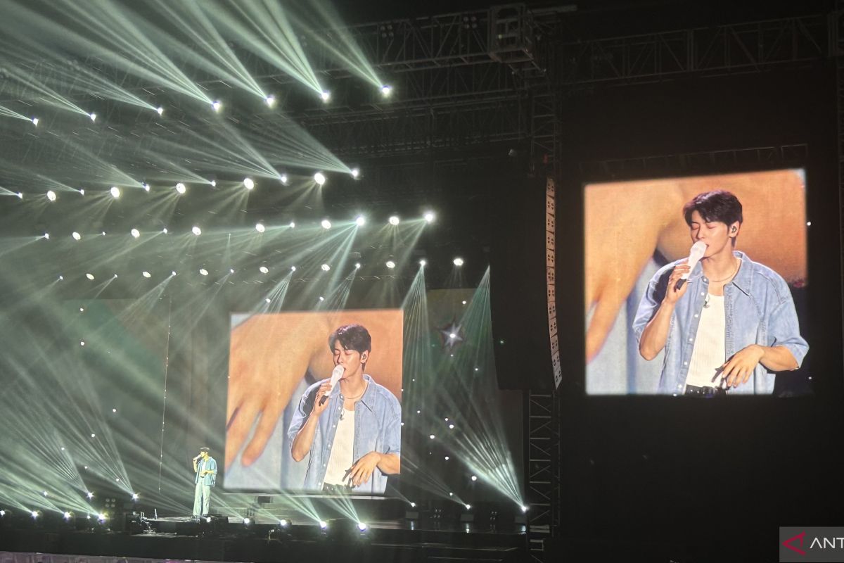 Cha Eun-woo nyanyikan lagu Backstreet Boys dalam konser di Jakarta