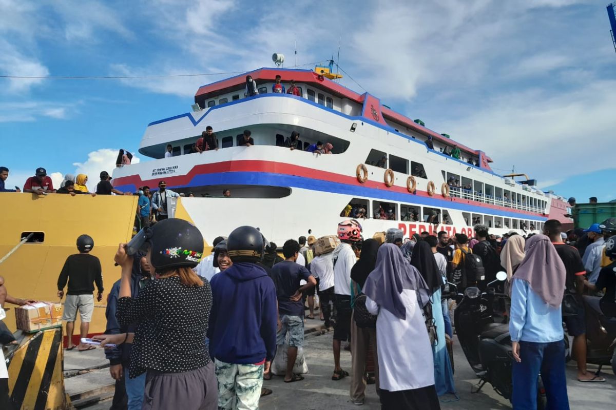 Bandara ditutup, penumpang di Ternate tujuan Manado beralih gunakan kapal antarpulau