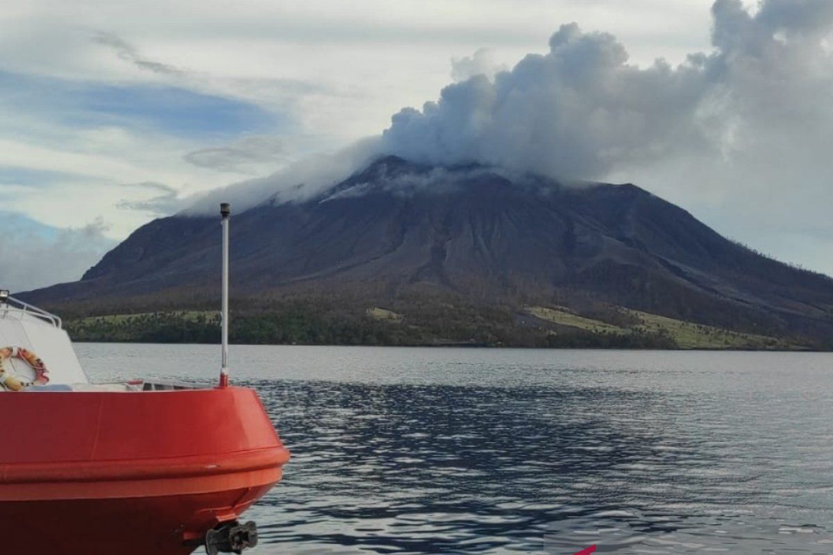 Peneliti BRIN: Gas sulfur dioksida dari erupsi Gunung Ruang menyebar seluruh Indonesia