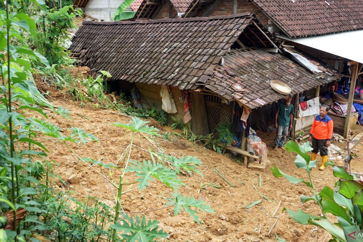 Belasan rumah rusak tertimbun longsor di Jawa Timur