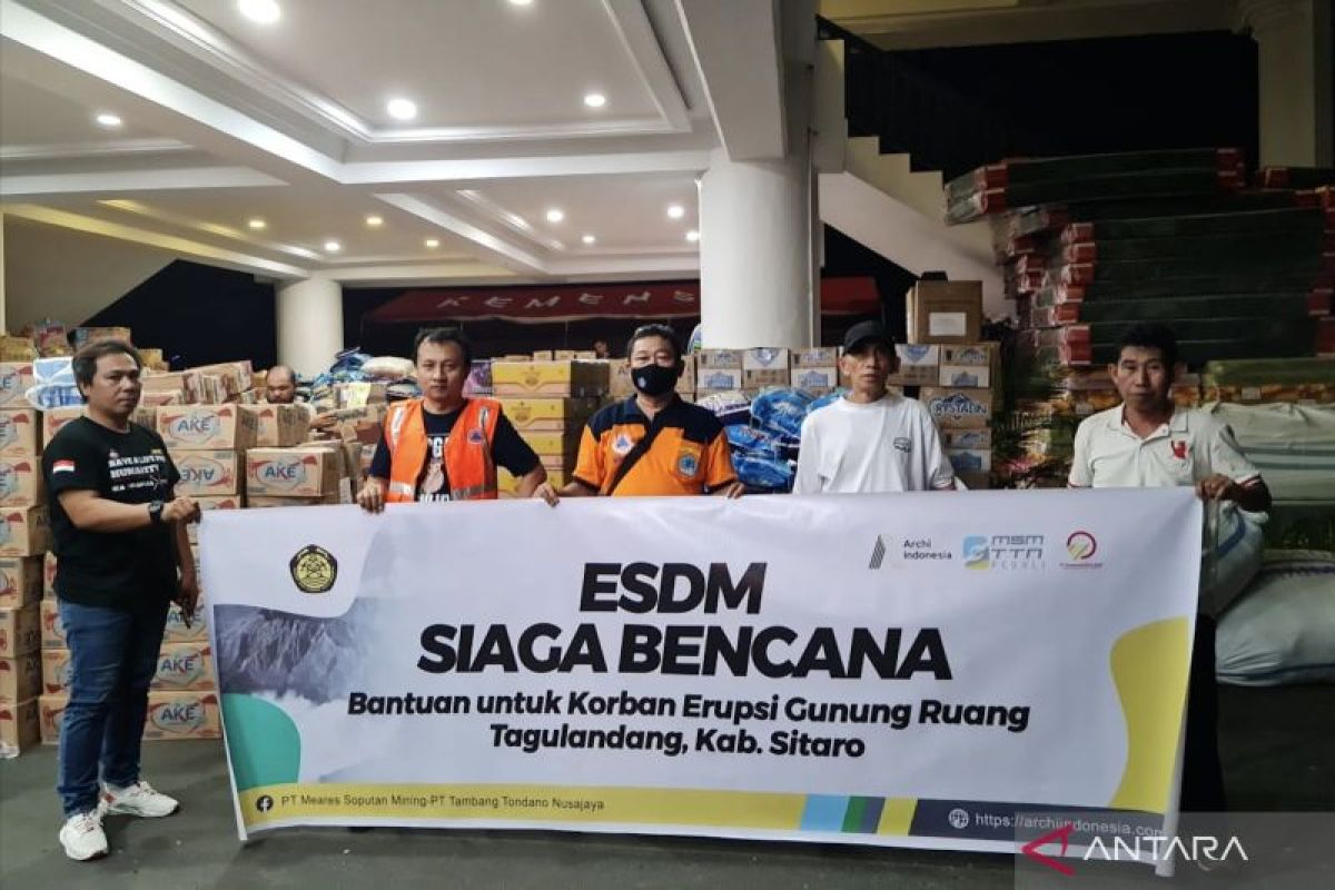 ESDM Ministry distributes food assistance for Mt. Ruang's residents