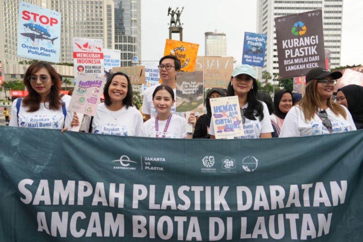 Masyarakat Indonesia diedukasi bahaya sampah plastik