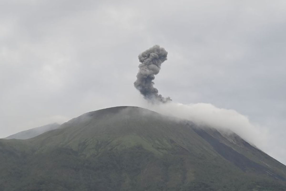 Pos PGA sebut belasan kali erupsi terjadi di Gunung Ile Lewotolok