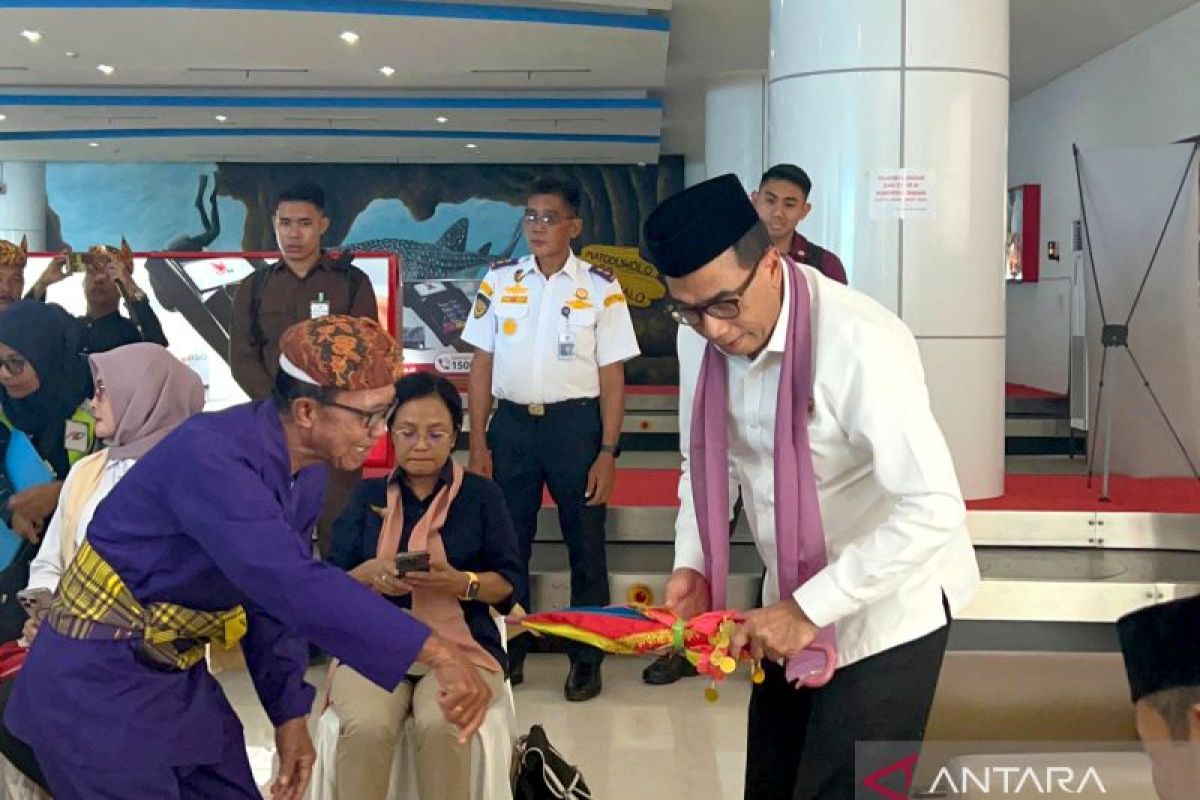 Menteri Perhubungan disambut secara adat di Bandara Djalaluddin