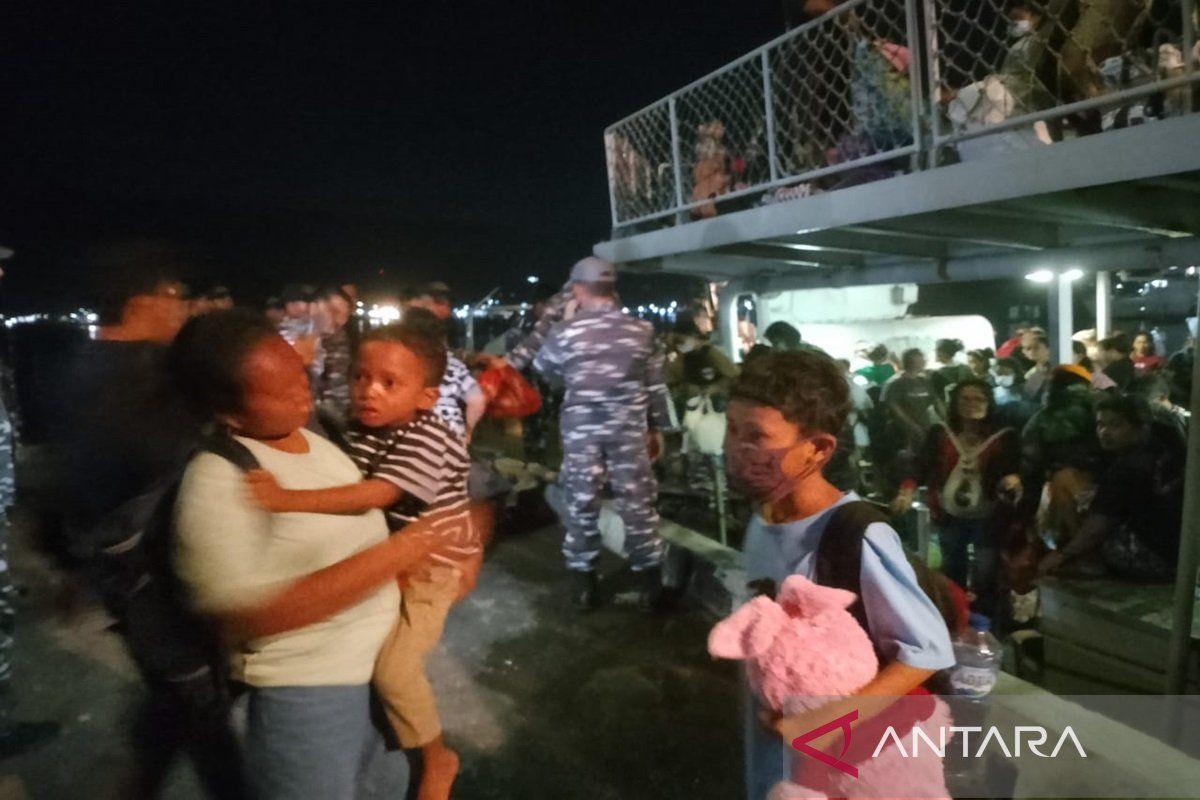 327 pengungsi erupsi Gunung Ruang Sulawesi Utara tiba di Bitung dengan KRI Kakap-811