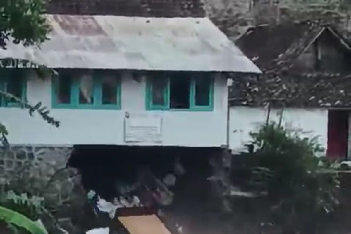Dua rumah warga di Temanggung rusak  diterjang banjir
