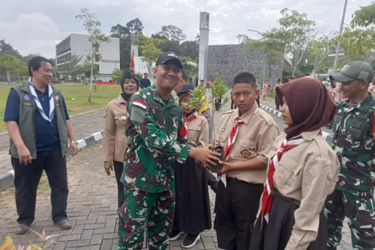 TNI dan pelajar tanam pohon di perbatasan RI-Malaysia peringati hari bumi