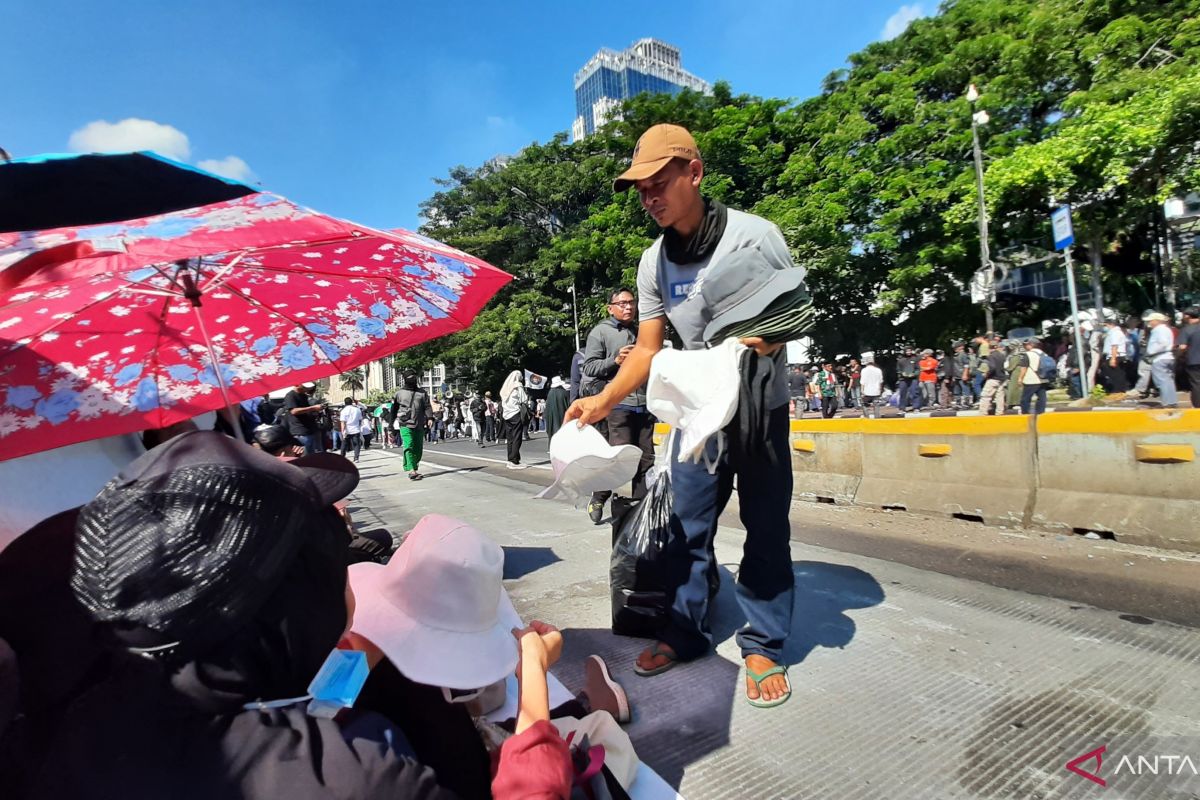 Pedagang buru rezeki di lokasi aksi unjuk rasa jelang sidang MK 