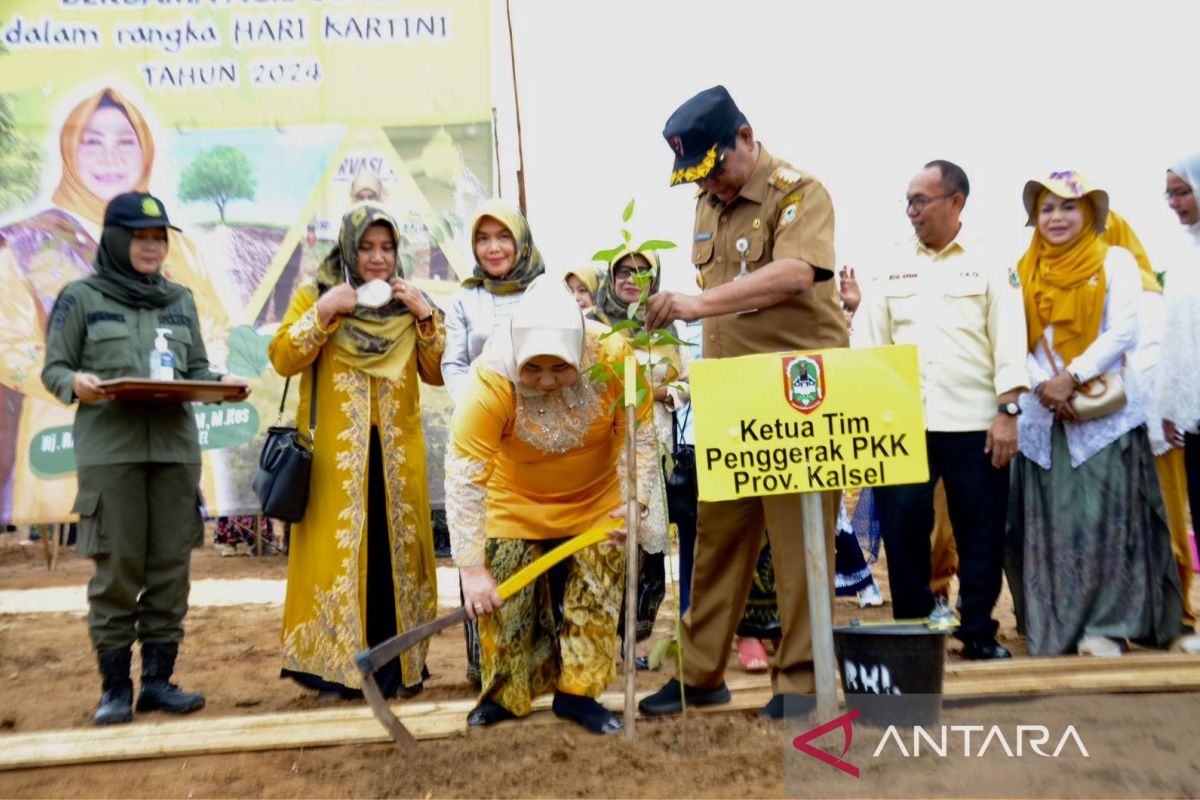 Gubernur Kalsel dan ribuan perempuan tanam 4.000 pohon di Hari Kartini