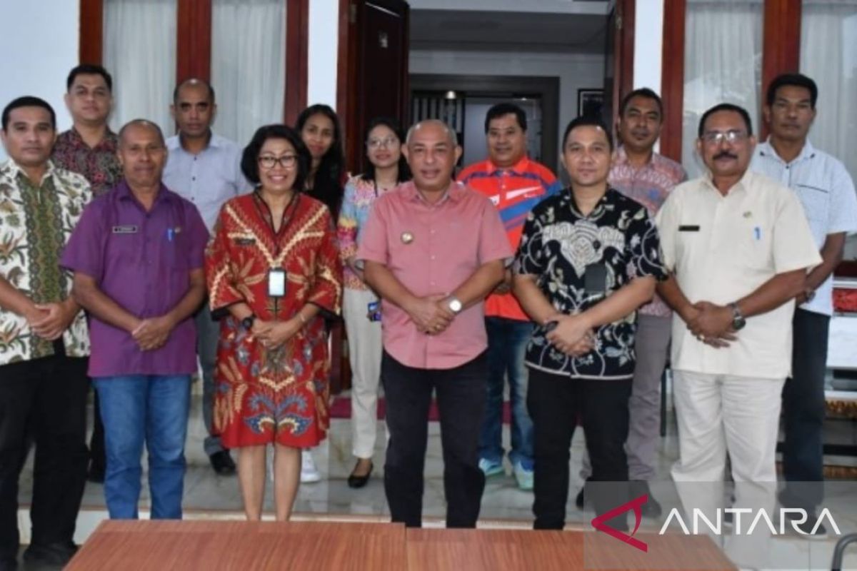 Kemenkumham Maluku serahkan sertifikat Kekayaan Intelektual kerbau Moa dan domba Kisar