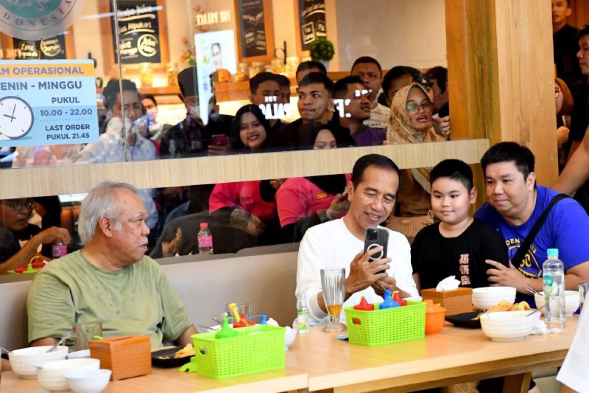 Jokowi makan bakso dan sapa warga Gorontalo saat kunjungi mal