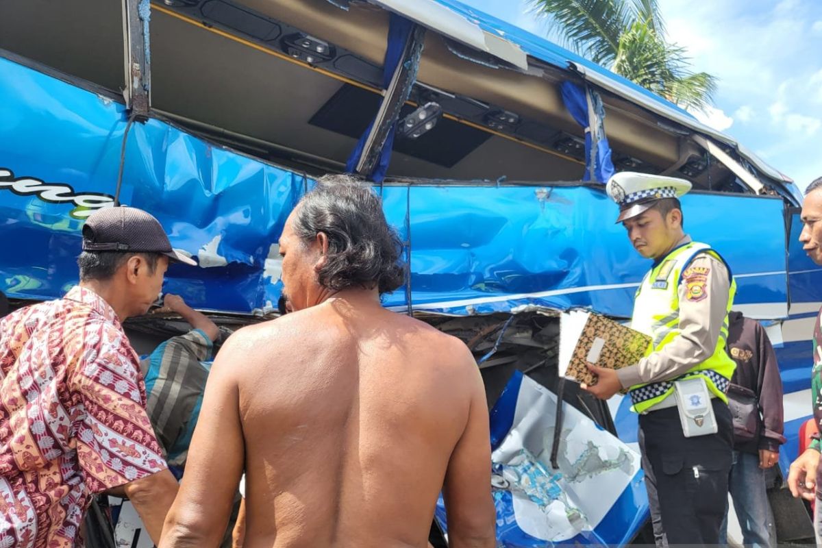 KAI Tanjungkarang: Hati-hati melintas di perlintasan kereta api