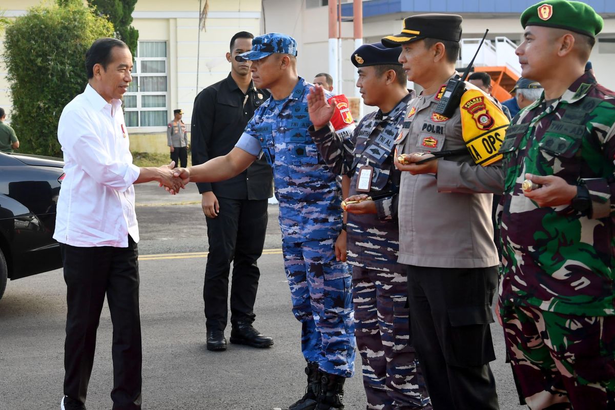 Presiden Jokowi kunker meresmikan bandara hingga jalan daerah di Gorontalo
