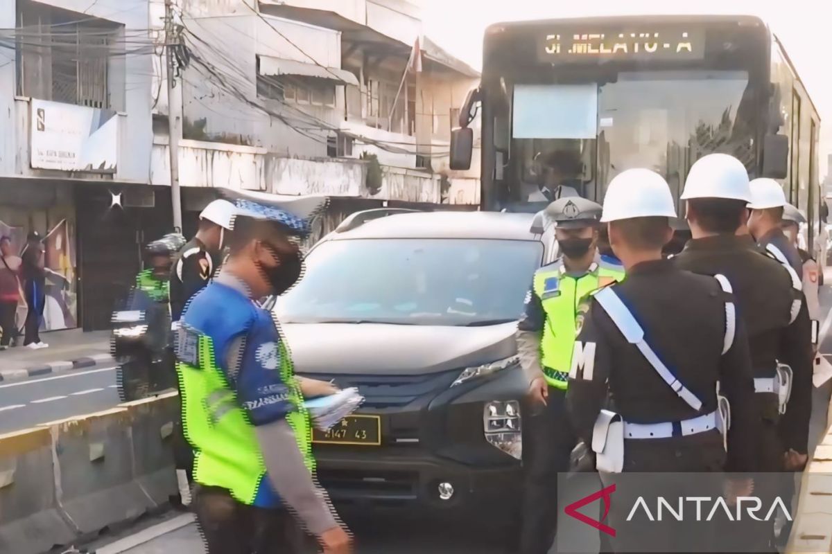 Petugas gabungan TNI-Polri razia kendaraan di jalur TransJakarta 