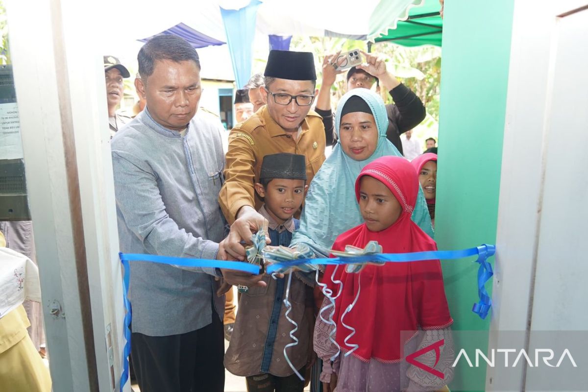 Resmikan Bedah Rumah Program Semata, Hendri Septa Bacakan Alfatihah Untuk Almarhum Benny Zalukhu