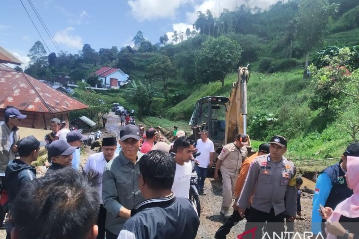 Pemkab Solok tinjau lokasi longsor di Kecamatan Lembang Jaya