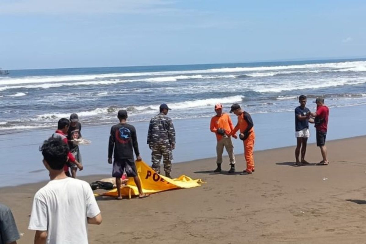 Tim SAR berhasil temukan jasad seorang wisatawan korban terbawa ombak di Pangandaran