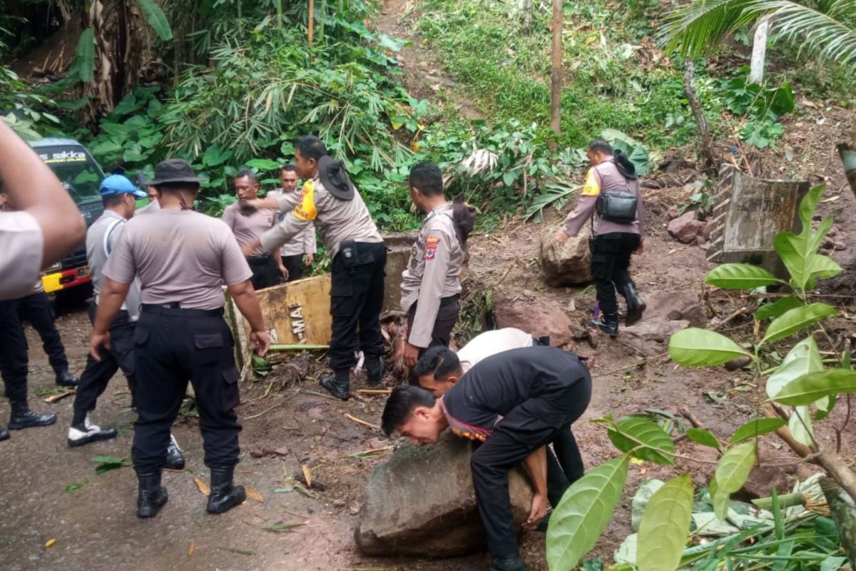 Polisi dan warga bersihkan material longsor di  Sikka