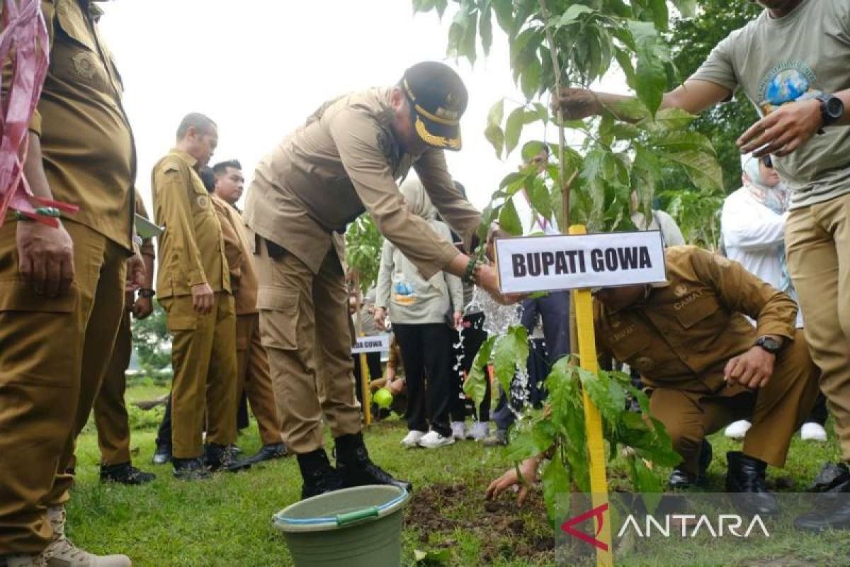 Pemkab Gowa menanam 8.000 pohon di tiga titik peringati Hari Bumi 2024