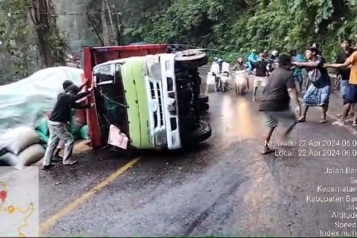 Jalur Jember-Banyuwangi macet akibat truk terguling