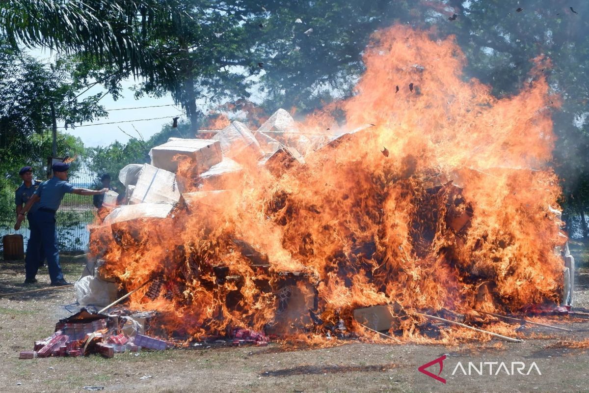 Lanal Lhokseumawe musnahkan 350 dus rokok ilegal senilai Rp1,3 miliar