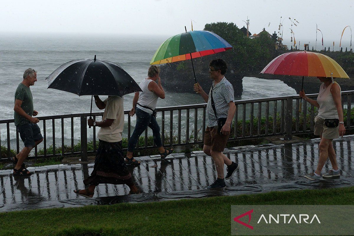 Hujan sedang-lebat diperkirakan terjadi di sebagian besar RI pada Rabu