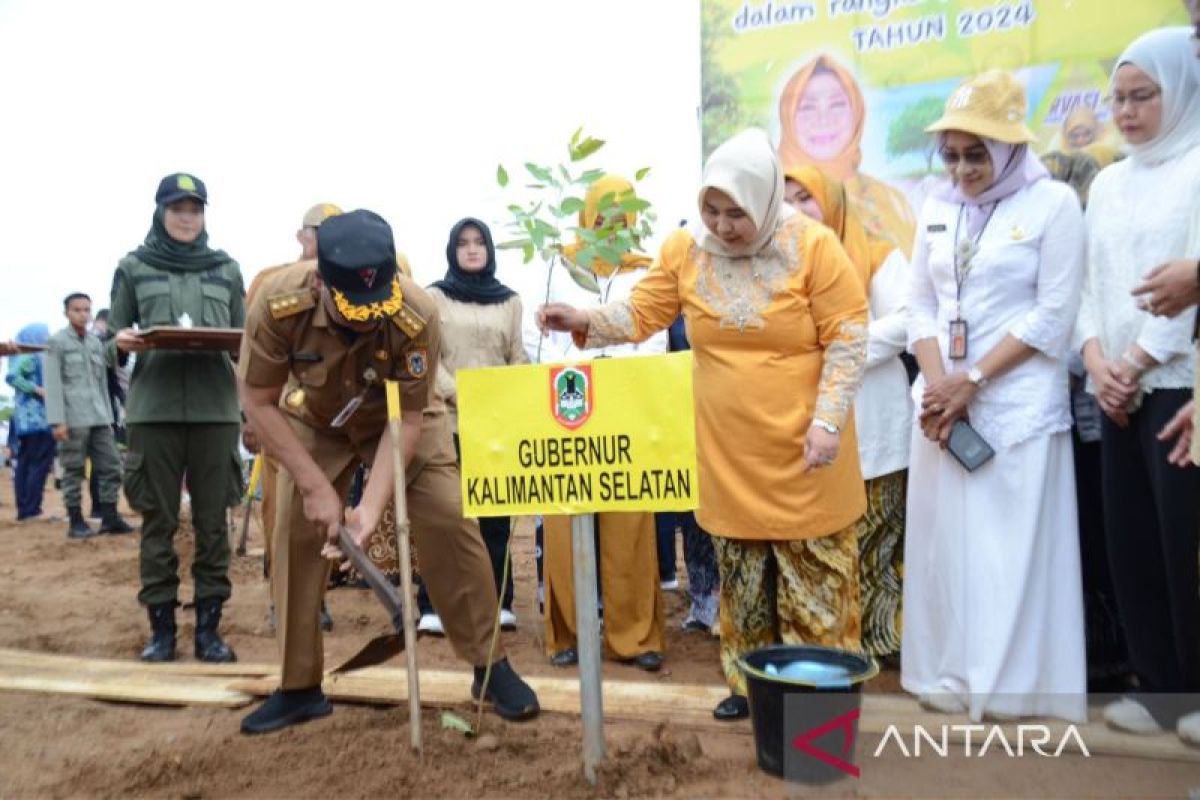 Perempuan Kalsel bergerak tanam pohon di Hari Kartini