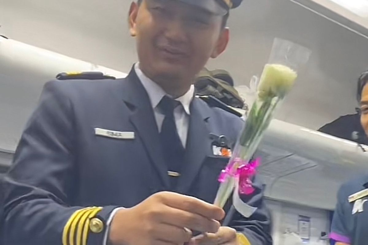 So sweet! Kondektur kereta beri bunga untuk penumpang